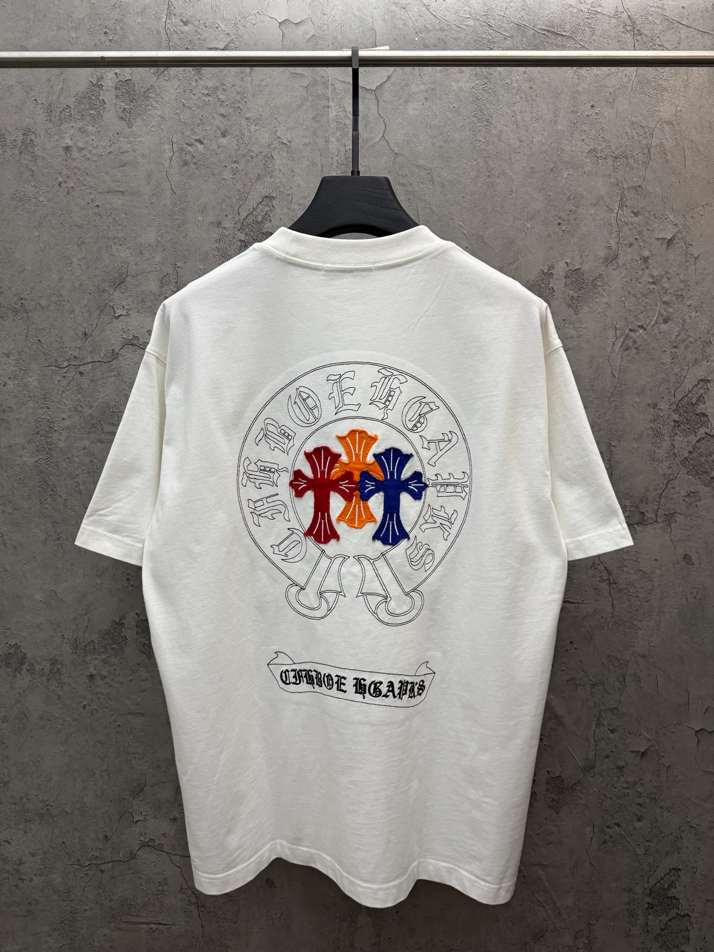 P180 top version, real shot without P, ​​different from market currency) 𝗖𝗵𝗿𝗼𝗺𝗲 𝗛𝗲𝗮𝗿𝘁𝘀/Croxin 2026 spring new original single counter American laser burnt patch embroidered couple short sleeves 👑The highest version! Customized fabric 300 grams, best-selling model at the counter, very comfortable to wear. Accessories: original molded and authenticated collar label ➕ 100% silk wash water label. Genuine purchase-grade original hangtag➕matching hanging rope➕3D hanging beads➕original packaging bag. Craftsmanship: The original version has consistent wiring! The highest version of the armhole matching technique! Color: White Black Size: S M L XL Style No.: 26-2031